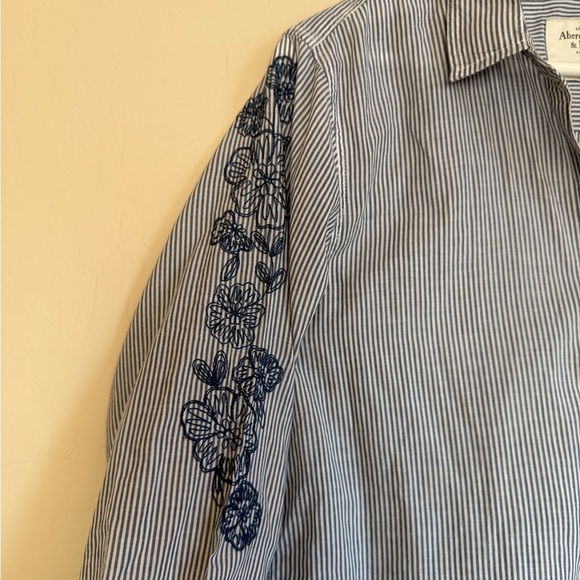 Abercrombie & Fitch Blue White Stripe Popover Embroidered Floral Blouse Top Med - Picture 4 of 8